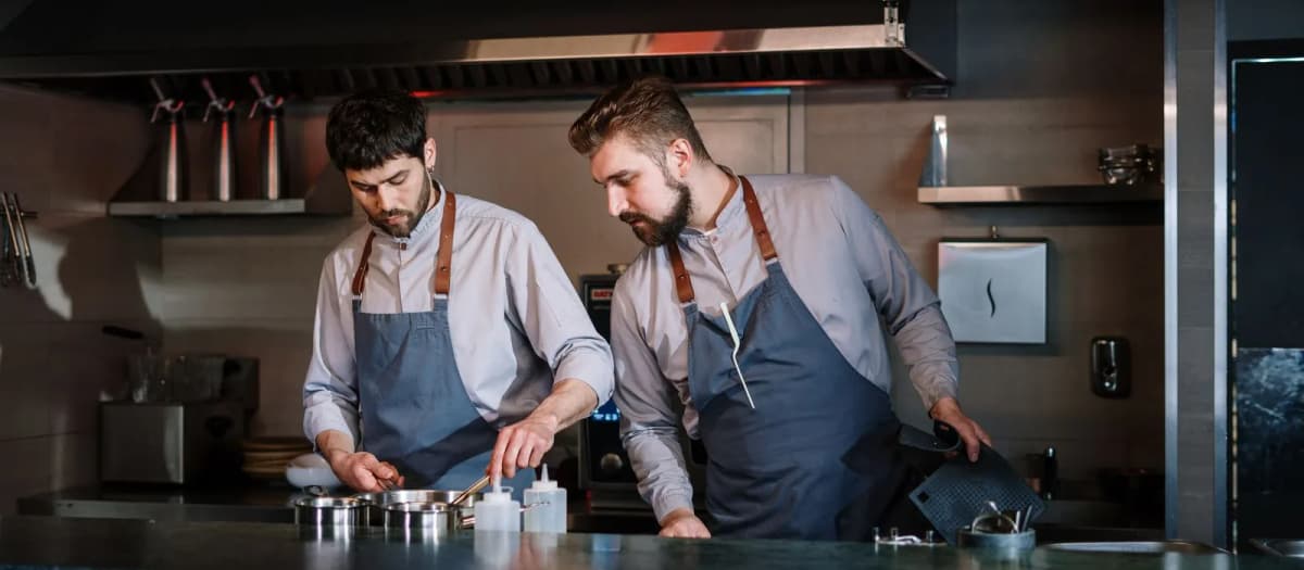 Berufskleidung für die Gastronomie bedrucken: Schürzen, Poloshirts und mehr